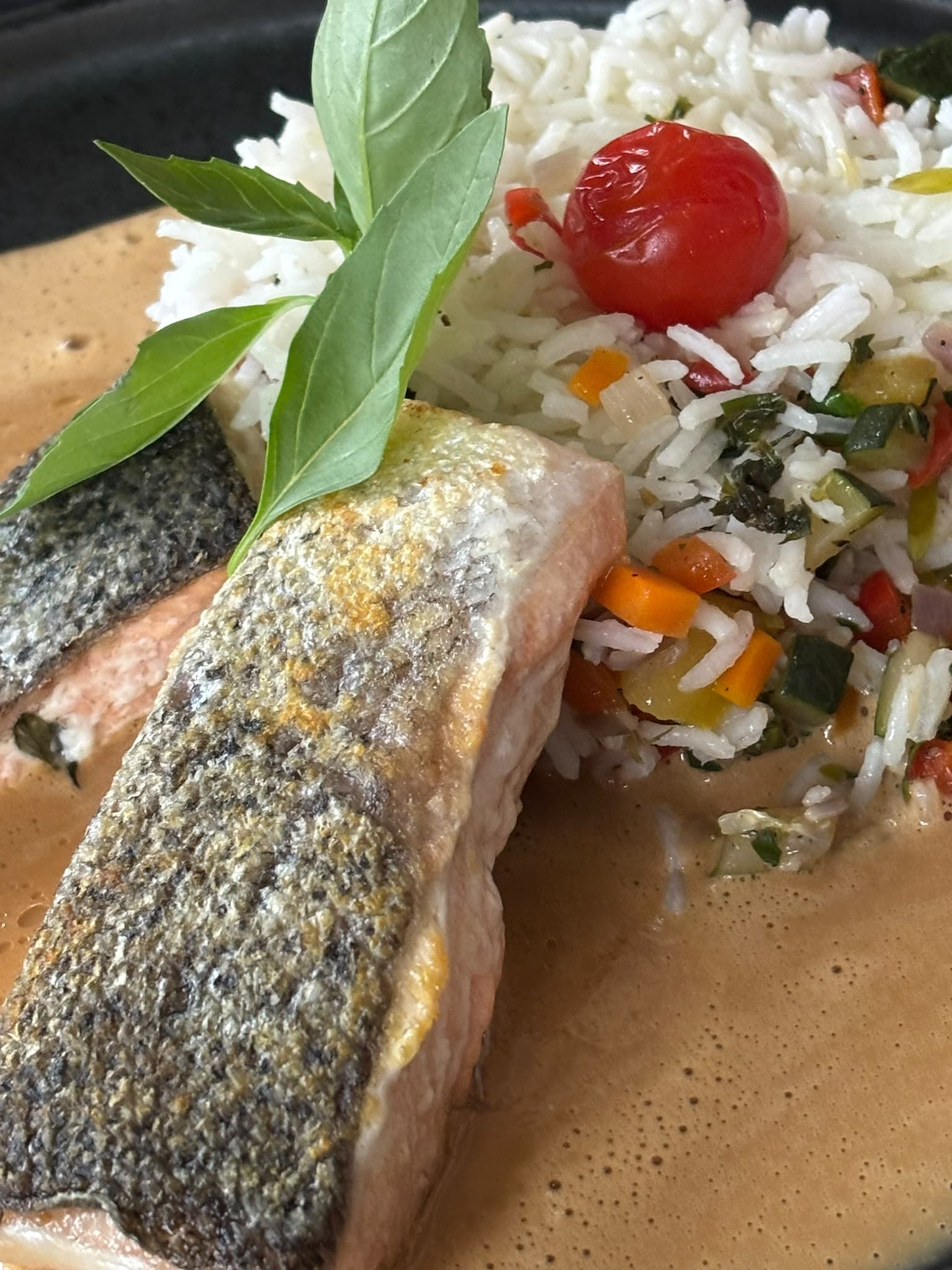 Fischfilet auf der Haut gebraten mit Gemüsereis